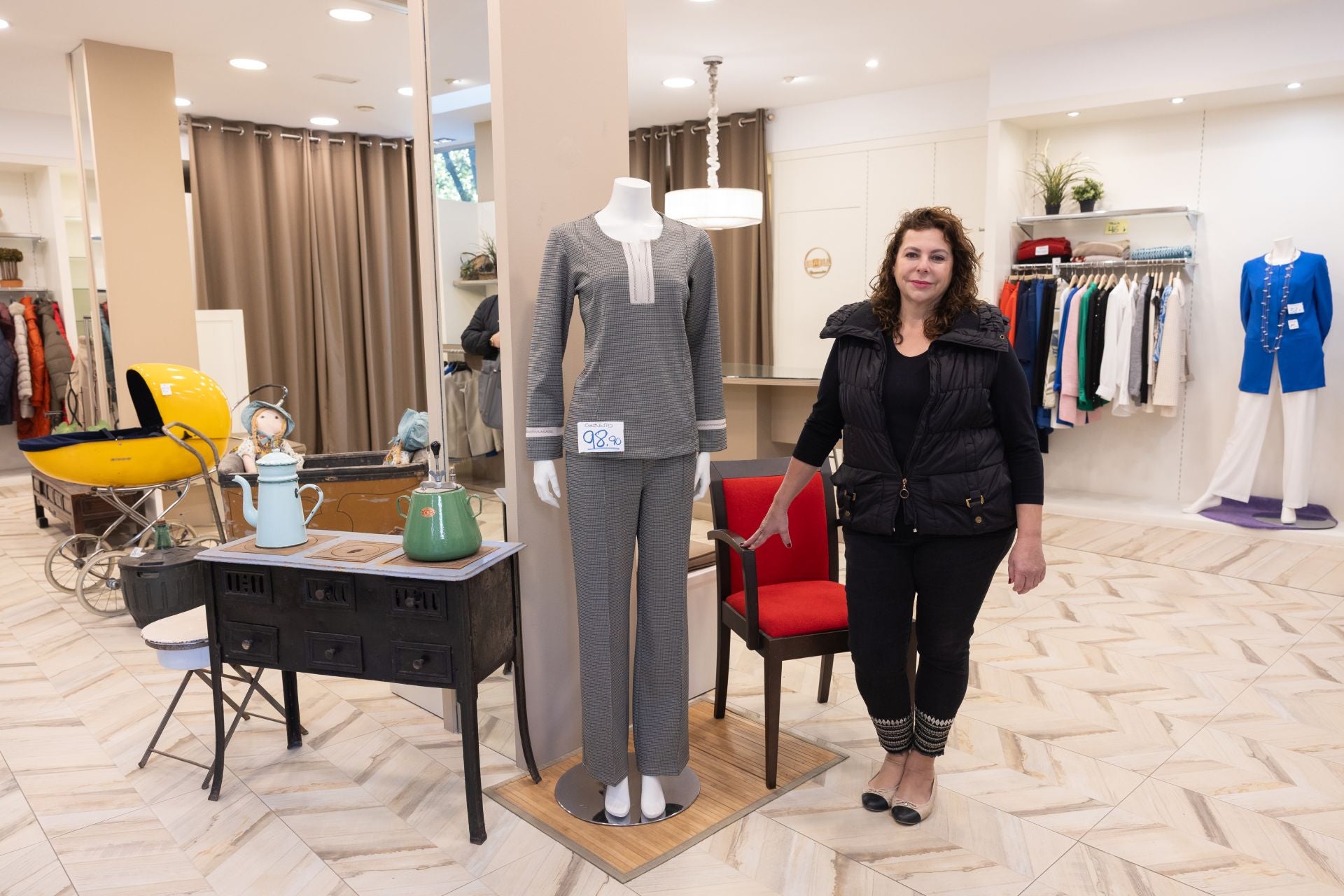 Natalia Marín posa en su establecimiento, Diana Moda, que cerrará definitivamente cuando acabe el año.