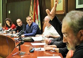 José Fernández levanta la mano durante un pleno de 2022, cuando era concejal de IU en Fuenmayor.