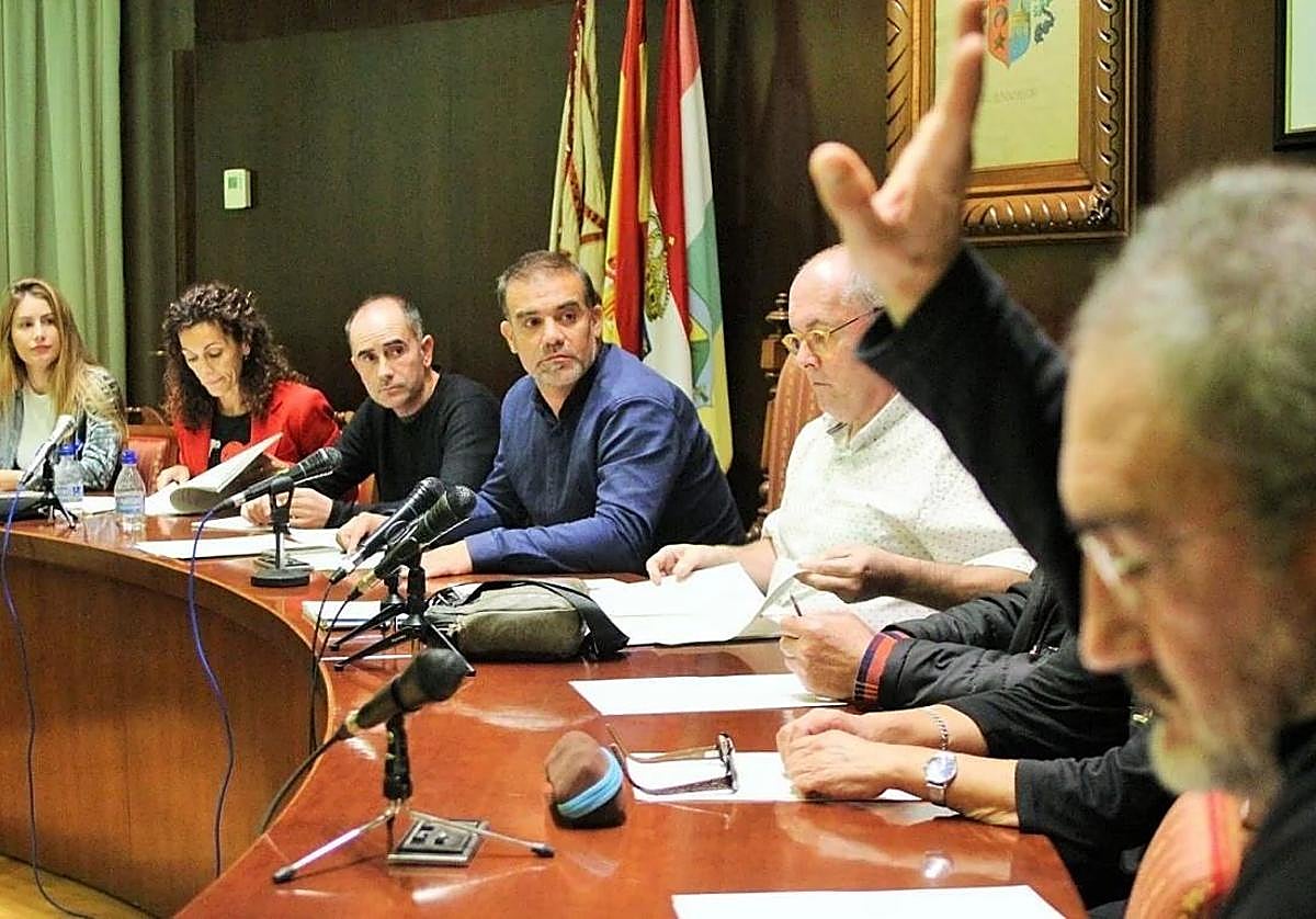 José Fernández levanta la mano durante un pleno de 2022, cuando era concejal de IU en Fuenmayor.