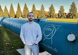 Alfonso Puicercús junto al acelerador de partículas LHC de la Organización Europea de Investigación Nuclear, en Ginebra, Suiza.