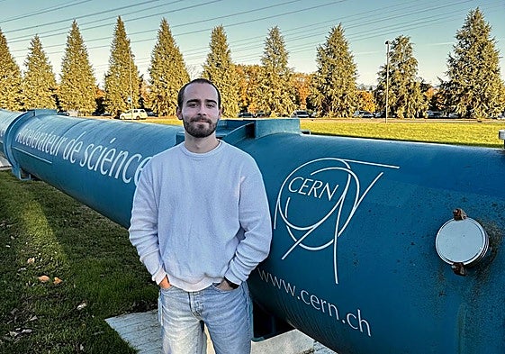 Alfonso Puicercús junto al acelerador de partículas LHC de la Organización Europea de Investigación Nuclear, en Ginebra, Suiza.