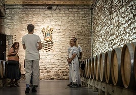 Un grupo de turistas en las bodegas Franco Españolas, en Logroño