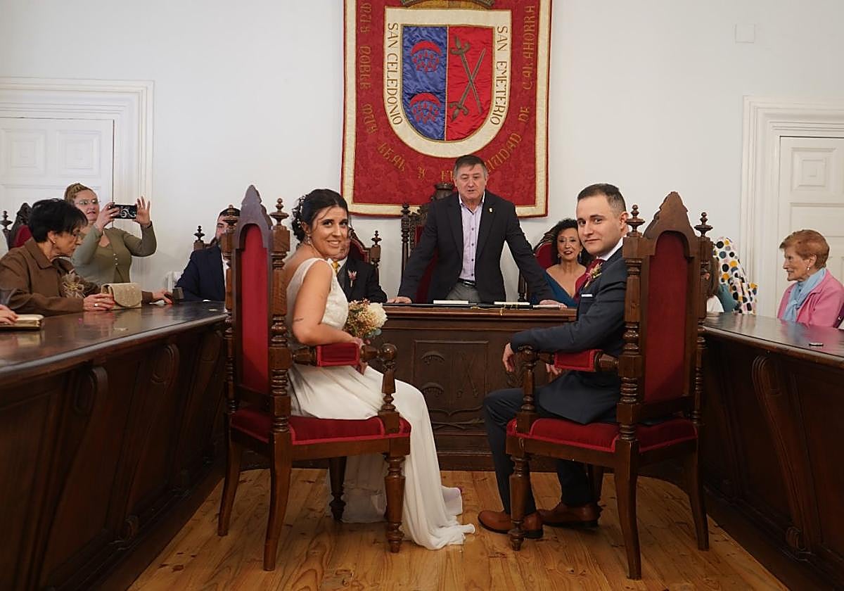 El concejal de Izquierda Unida, Óscar Moreno, después de casar en el salón de plenos del Ayuntamiento a su hijo Iván y a Eva.