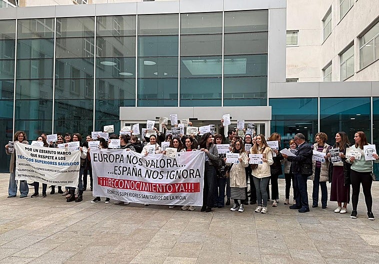 Concentración celebrada en la mañana de este viernes por los técnicos superiores sanitarios a la entrada del Hospital San Pedro.