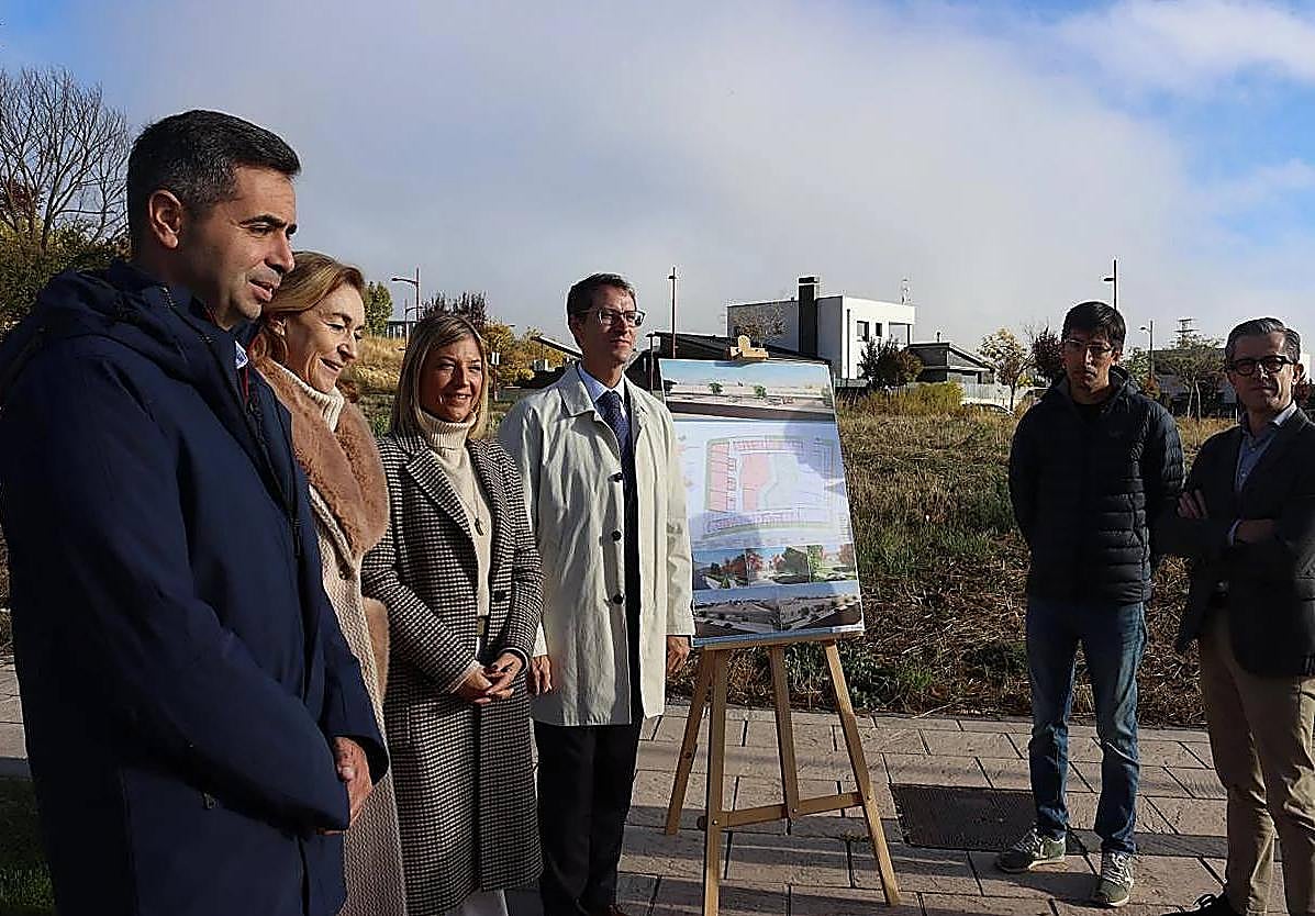 Presentación del plano junto a la parcela en la que se ubicará el futuro centro de día y de participación activa.