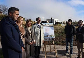 Presentación del plano junto a la parcela en la que se ubicará el futuro centro de día y de participación activa.