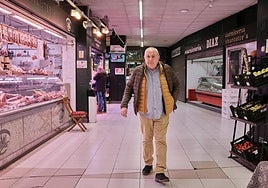 Rituerto camina por el mercado en el que su familia abrió una carnicería hace 65 años