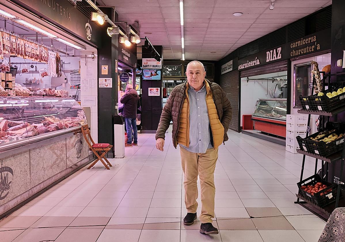 Rituerto camina por el mercado en el que su familia abrió una carnicería hace 65 años