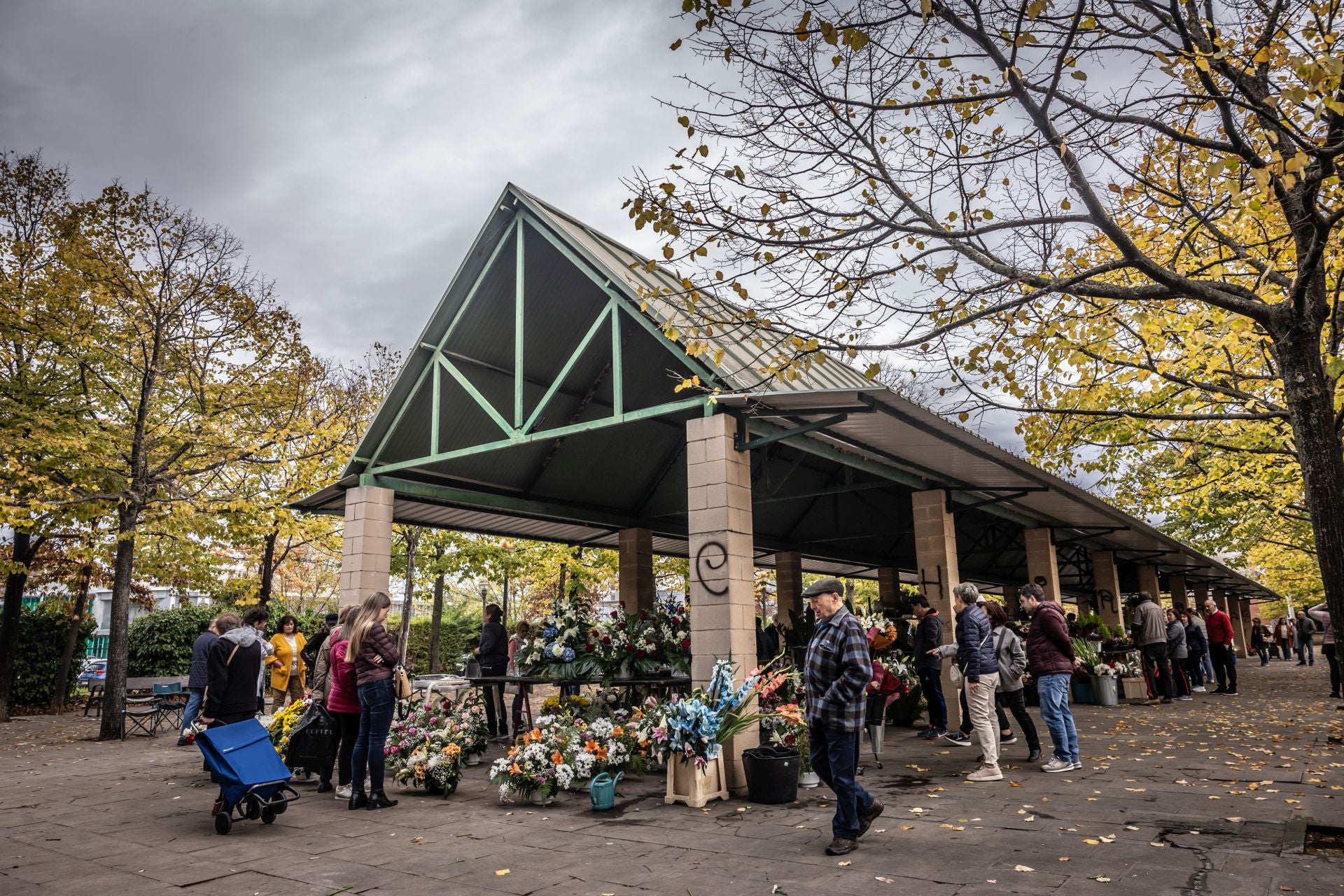Los logroñeses visitan el tradicional mercado de las flores