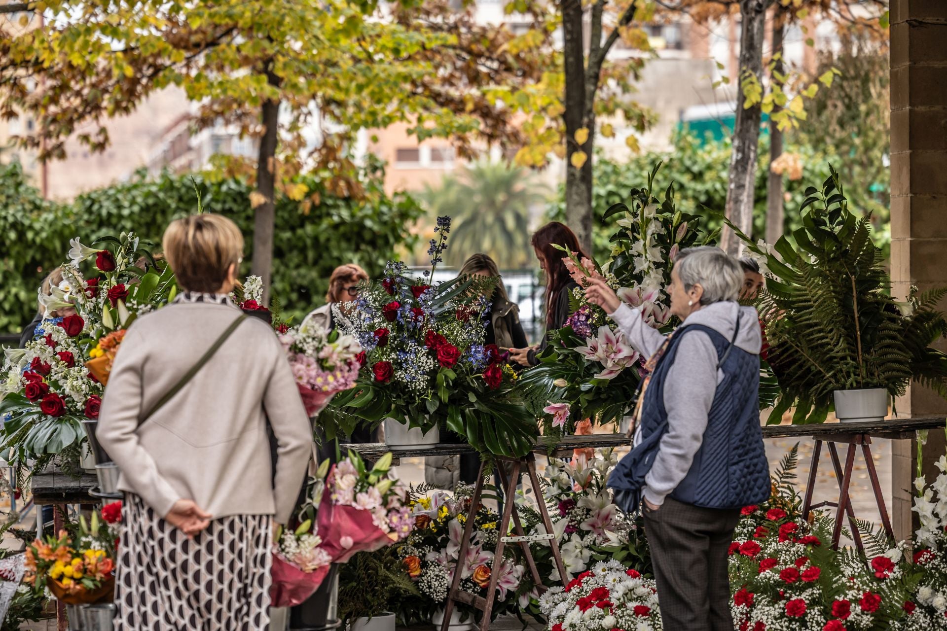 Los logroñeses visitan el tradicional mercado de las flores