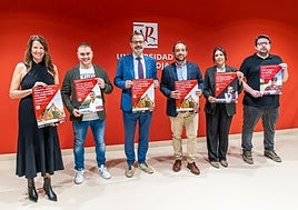 Beatriz Robredo y Alberto Magreñán, codirectores de la V Semana de la Ciencia, junto al viceconsejero Miguel Ángel Fernández, el vicerrector Eduardo Fonseca, la concejala Rosa Fernández y el otro codirector, Jorge Lorenzo.