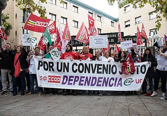 Los trabajadores de las residencias y centros de día se concentran para exigir un convenio justo
