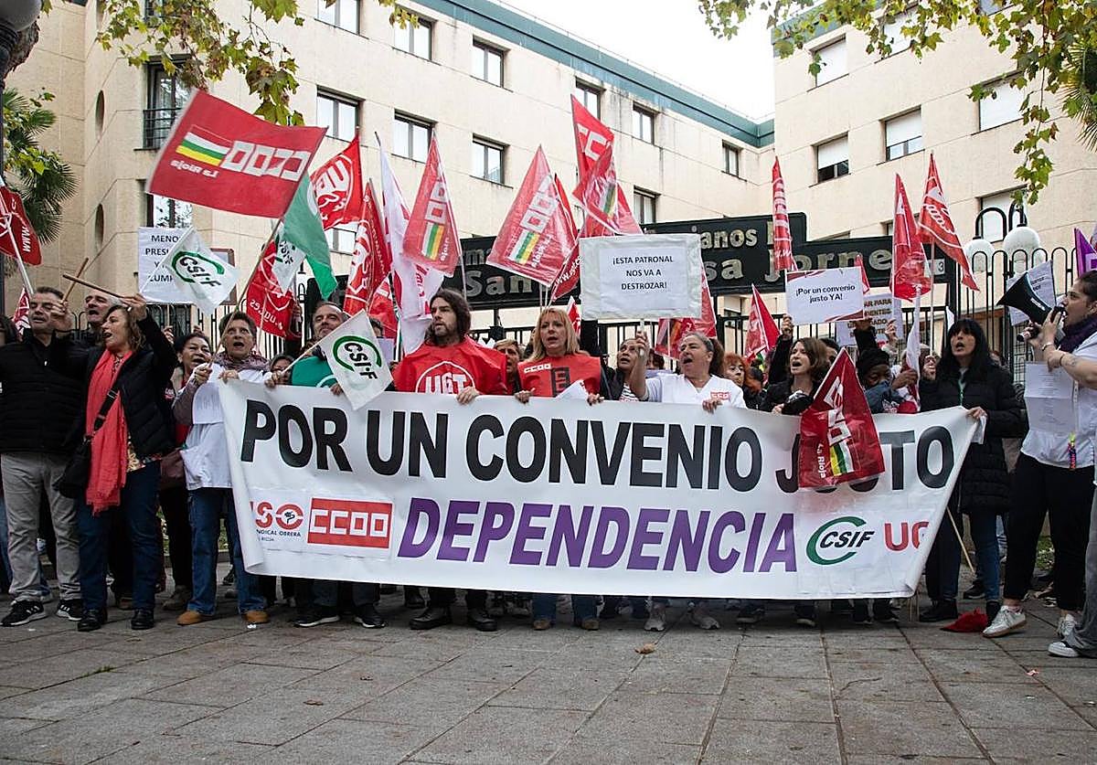 Los trabajadores de las residencias y centros de día se concentran para exigir un convenio justo