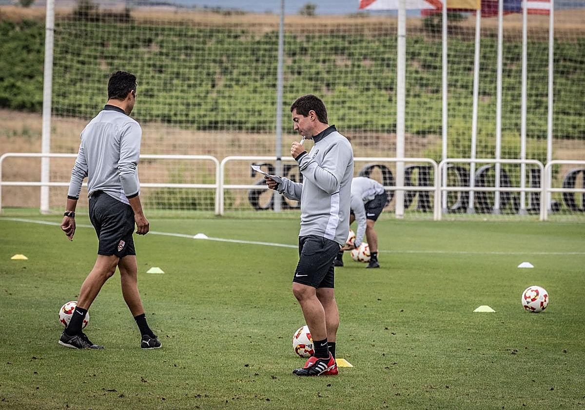 Unai Mendia, en un entrenamiento de la UD Logroñés.