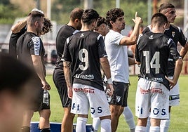 Urquía da instrucciones a sus jugadores en un partido de pretemporada.