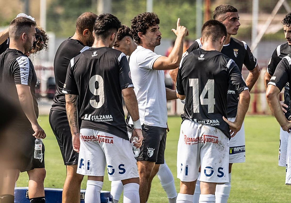 Urquía da instrucciones a sus jugadores en un partido de pretemporada.