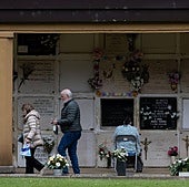 Una mujer visita a un ser querido en el cementerio de Logroño.