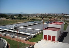 Imagen de parte de la Estación Depuradora de Aguas Residuales (EDAR) del Cidacos en Calahorra con la ciudad al fondo.