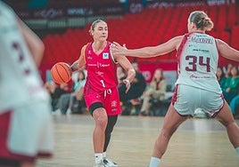 Sedlakova intenta parar la ofensiva de la sevillana Arfinengo.