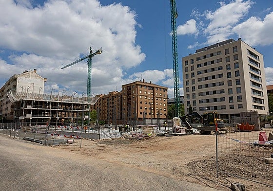 Construcción de bloques de viviendas en la calle Marqués de Larios de Logroño.