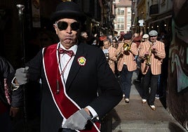 El Gran Marshall, que dirigió el pasacalles, con la banda riojana Dixiemulando.