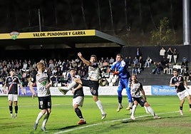 Kike Royo trata de despejar el esférico en el partido ante el Tudelano.
