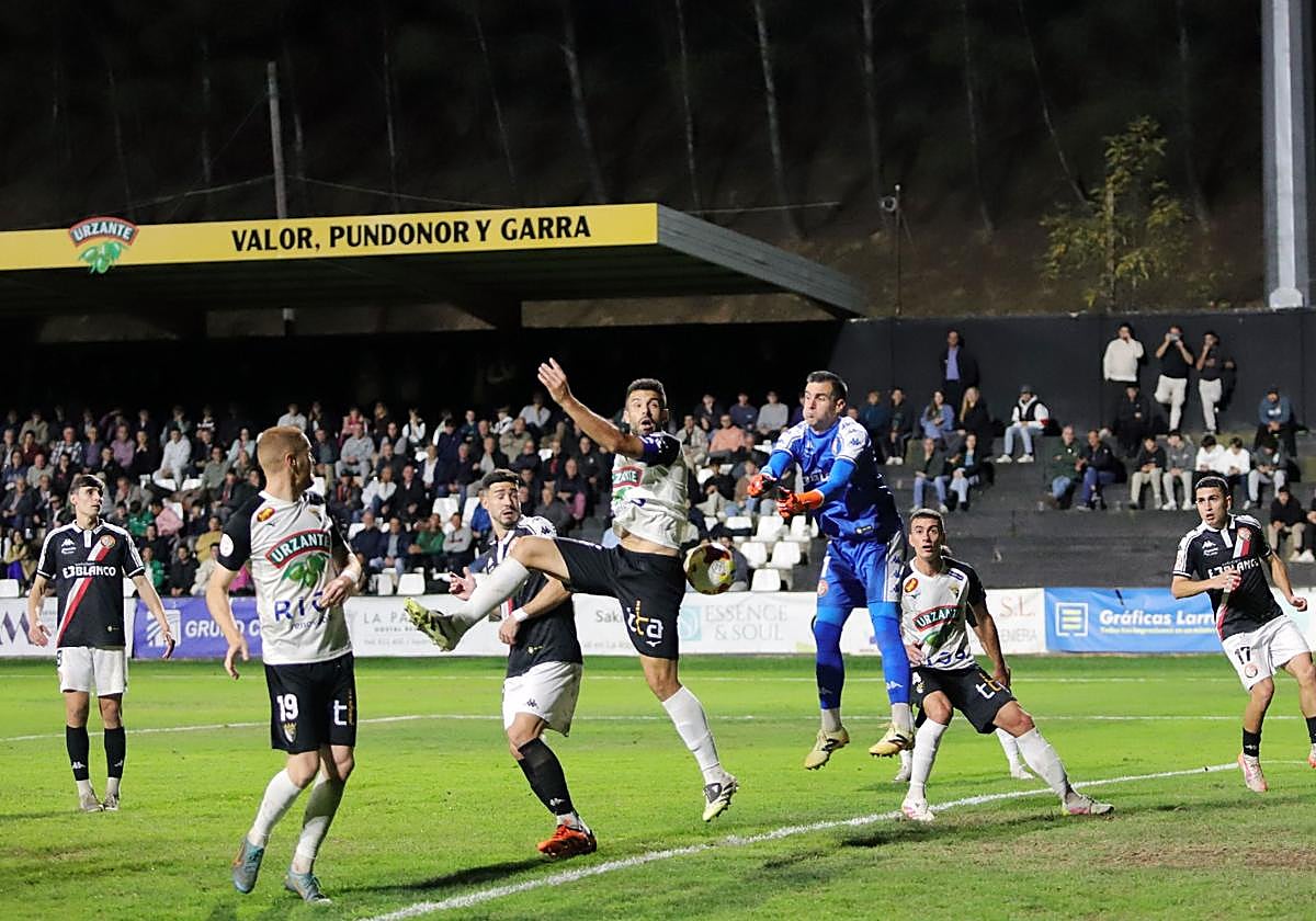 Kike Royo trata de despejar el esférico en el partido ante el Tudelano.