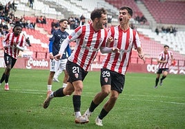 Benítez y Manex celebran el segundo gol de la UD Logroñés.