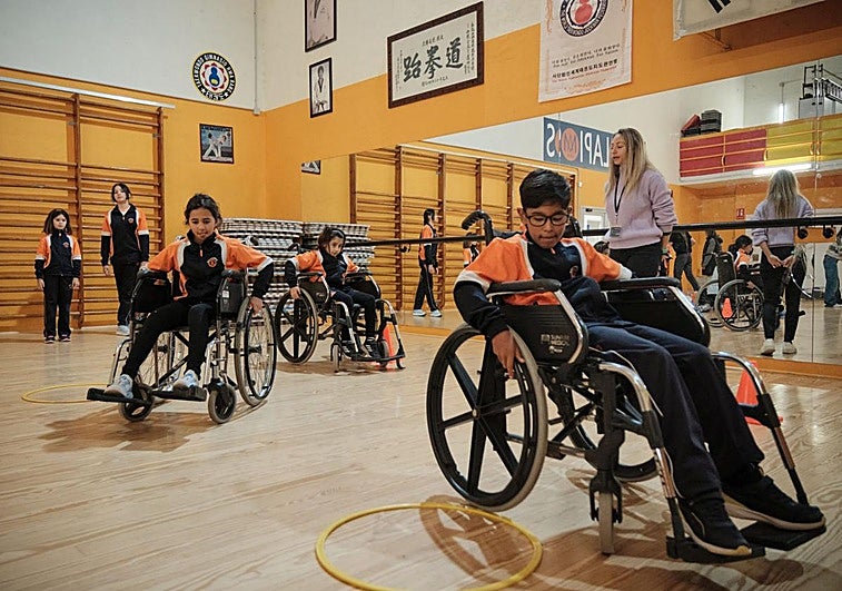 Varios alumnos del colegio Escolapios de Logroño participan en el programa, en este caso yendo en silla de ruedas.