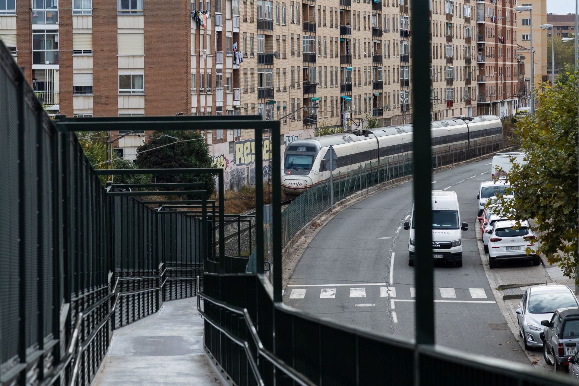 El tren a su paso por Logroño visto desde la pasarela de Gonzalo de Berceo... a la espera del soterramiento de las vías al oeste de la capital.