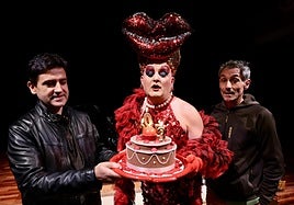 Roberto Iturriaga, Martín Nalda y Josué Lapeña soplando las velas de aniversario.