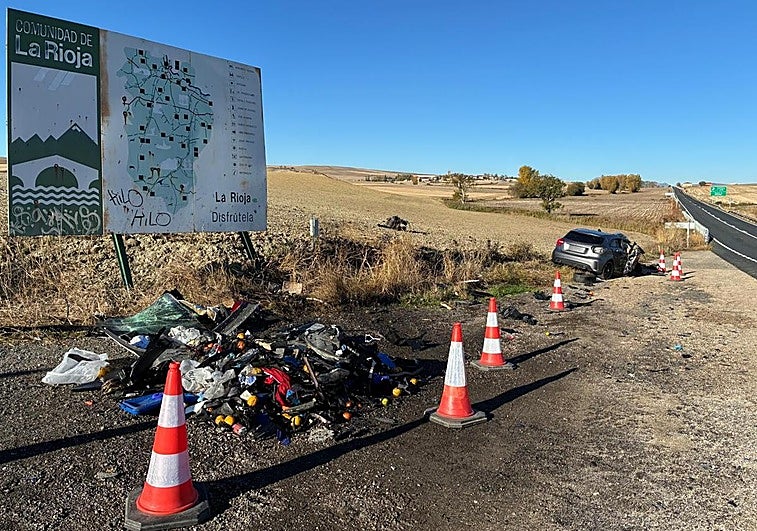Restos del accidente en la carretera N-232, en Foncea.