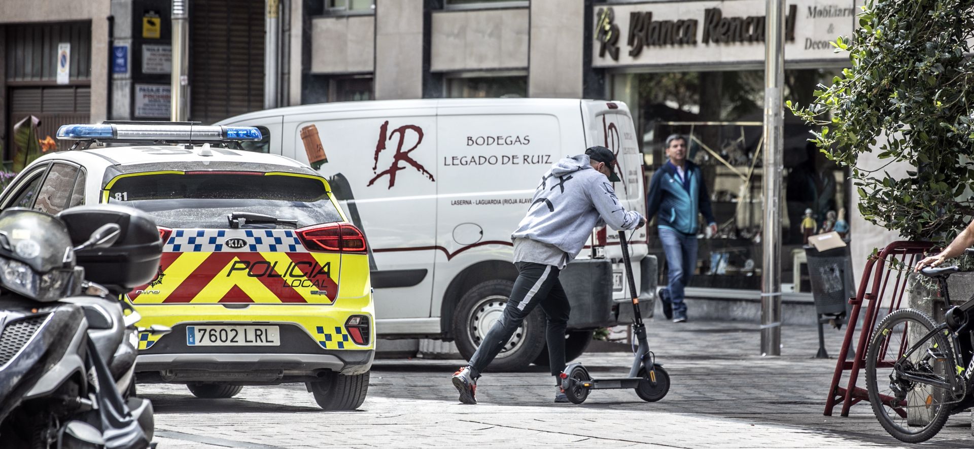 Un coche de la Policía Local por el centro de Logroño.
