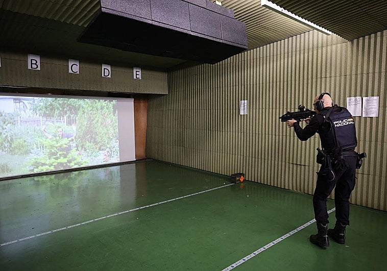 Un agente dispara en las nuevas instalaciones.