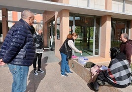 Un momento de las votaciones, con la urna instalada en el patio exterior de la Bene