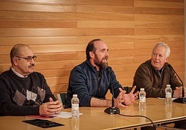 Eduardo Sáenz de Cabezón (en medio) junto con Mohamed Labad (izquierda) y Andreas Oestreicher (derecha).