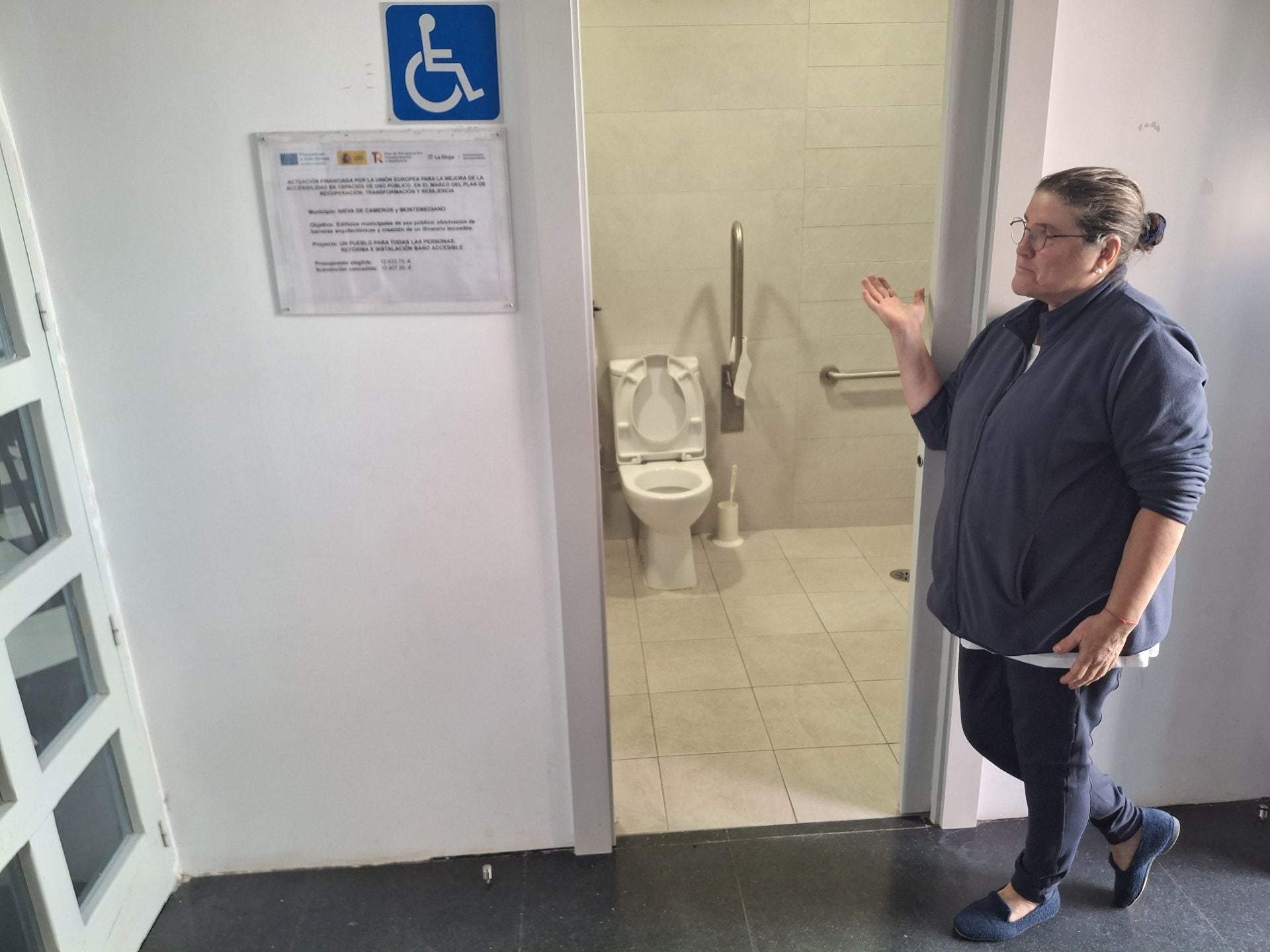 La alcaldesa, Inmaculada Sáenz, señala el baño público.