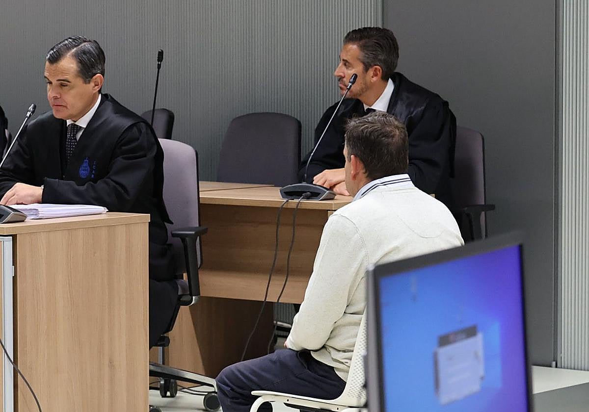 El acusado escucha el veredicto del jurado, este martes en la Audiencia.