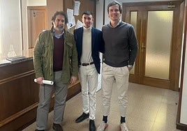 Carmelo Borondo, David Monasterio y Ángel Alda en el Ayuntamiento de Lardero.