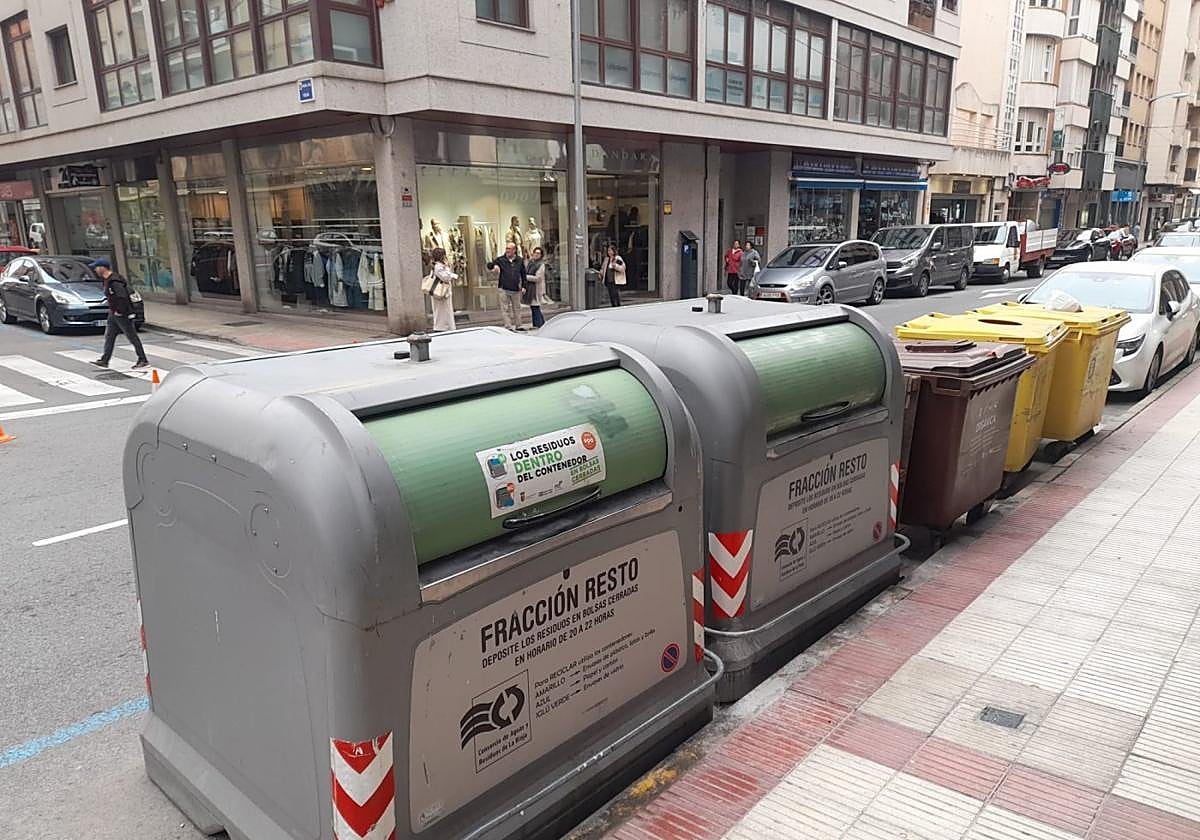Contenedores de residuos en la calle General Gallarza de Calahorra, una de las zonas comerciales de la ciudad.