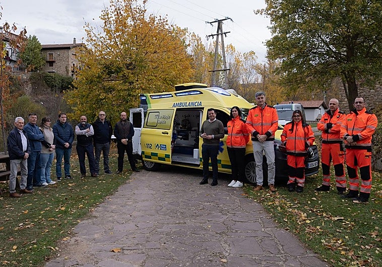 Autoridades y personal sanitario posan en Villanueva de Cameros con la nueva ambulancia todoterreno.