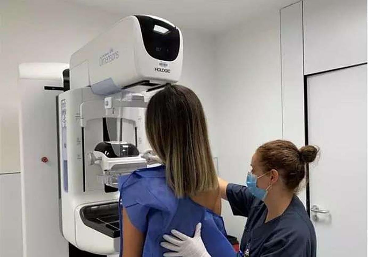 Una mujer es sometida a una mamografía.