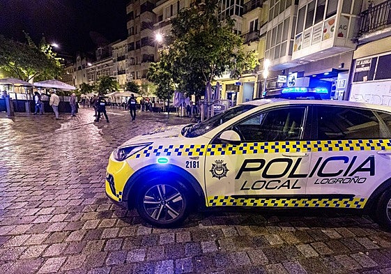 Policía Local durante una noche de servicio en una calle de terrazas como es Bretón de los Herreros.