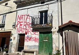 Pintadas aparecidas en la casa del entorno de los propietarios de los perros abandonados.