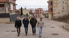 Las autoridades pasean por la calle San Miguel de Sotés.