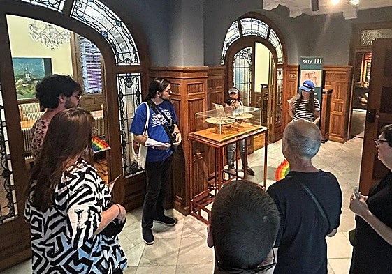 Marcos Herreros, junto a la maqueta del autogiro en el Museo de la Romanización, en una de las visitas a Calahorra que como guía ha realizado este verano.