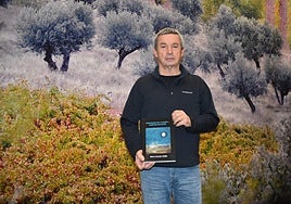 Roberto González Guillén en la sala Entreviñas de Aldeanueva con el libro que presenta esta tarde.