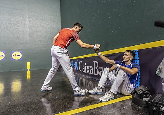 Peio Etxeberria ayuda a levantarse a Javier Zabala en un partido anterior.