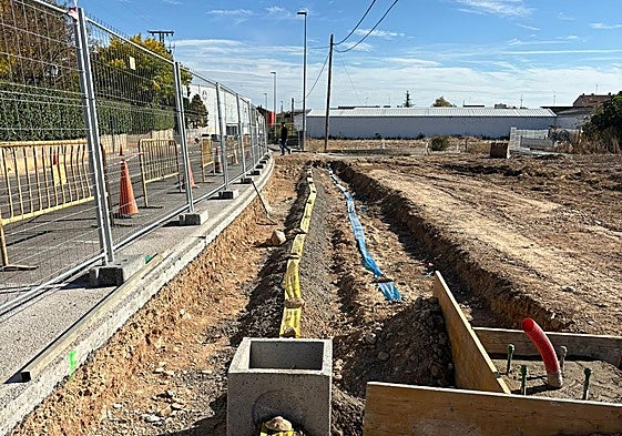 Obras, en el tramo de acera sin construir en la calle Viacampo.
