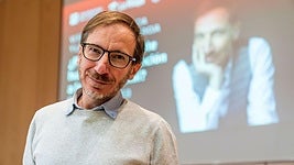 El actor Damián Alcolea, en el Aula Magna del Complejo Científico-Tecnológico de la Universidad de La Rioja.